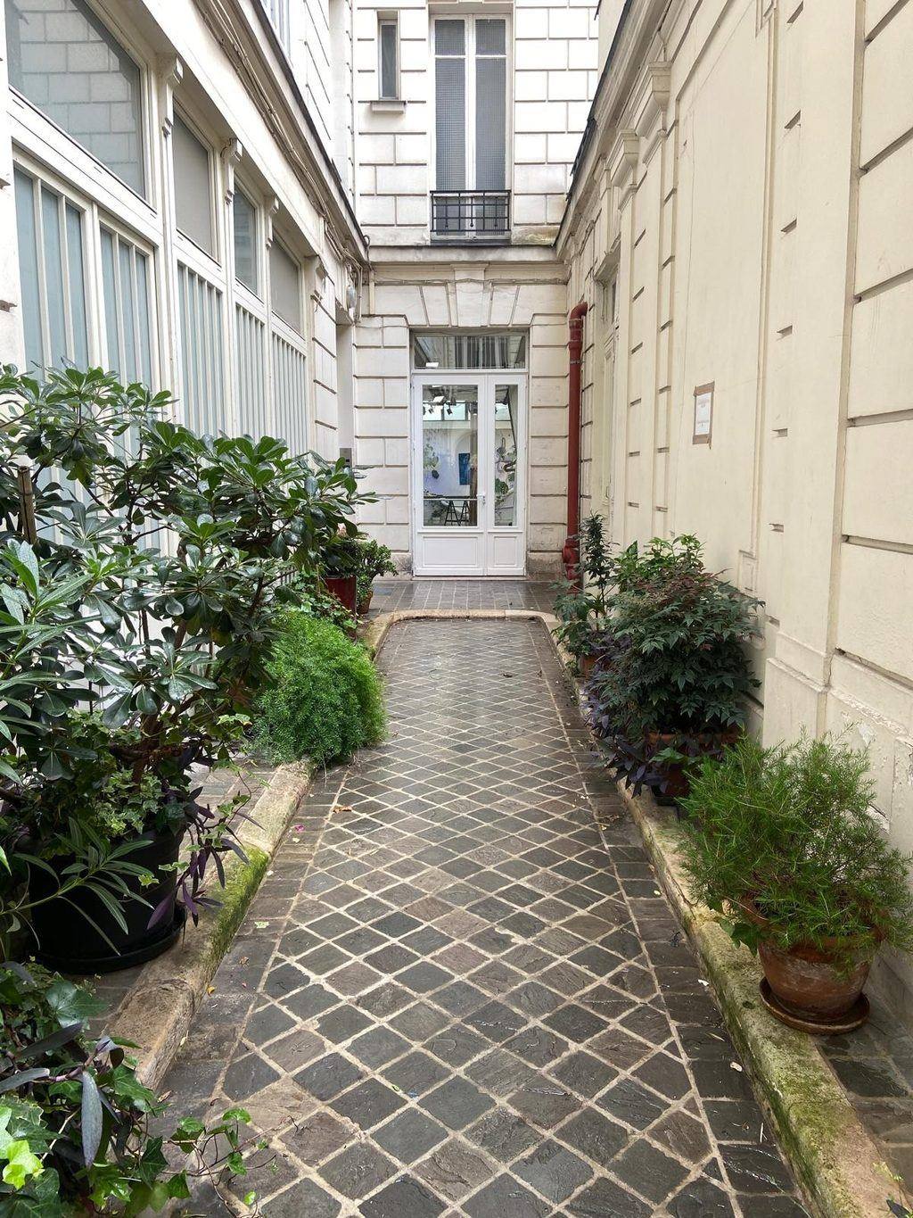 Cour végétalisée menant au Tea Loft, 16 rue du Faubourg Saint-Denis