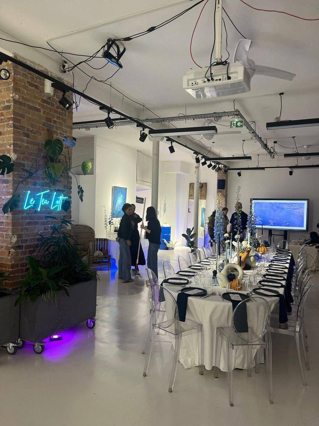 Dîner assis sous la verrière, tables dressées et éclairage d'ambiance