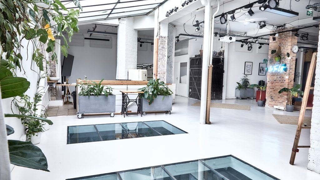 Sol vitré et verrière du Tea Loft, loft événementiel parisien